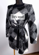 Piękny sweter wiązany w talii