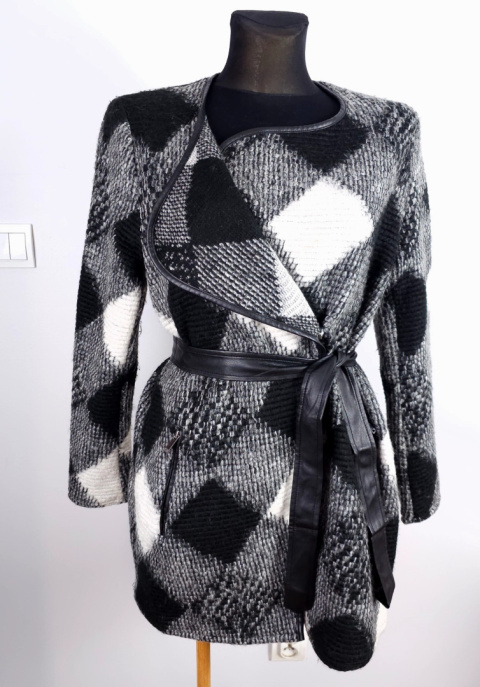 Piękny sweter wiązany w talii Piękny sweter wiązany w talii