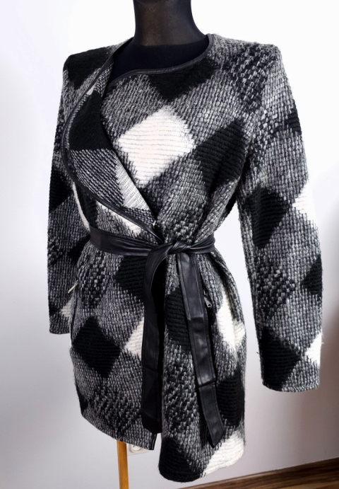 Piękny sweter wiązany w talii Piękny sweter wiązany w talii
