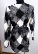 Piękny sweter wiązany w talii