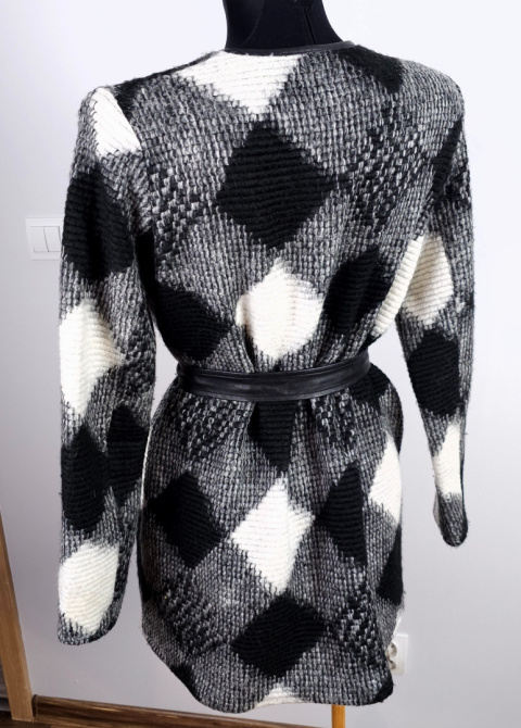 Piękny sweter wiązany w talii Piękny sweter wiązany w talii
